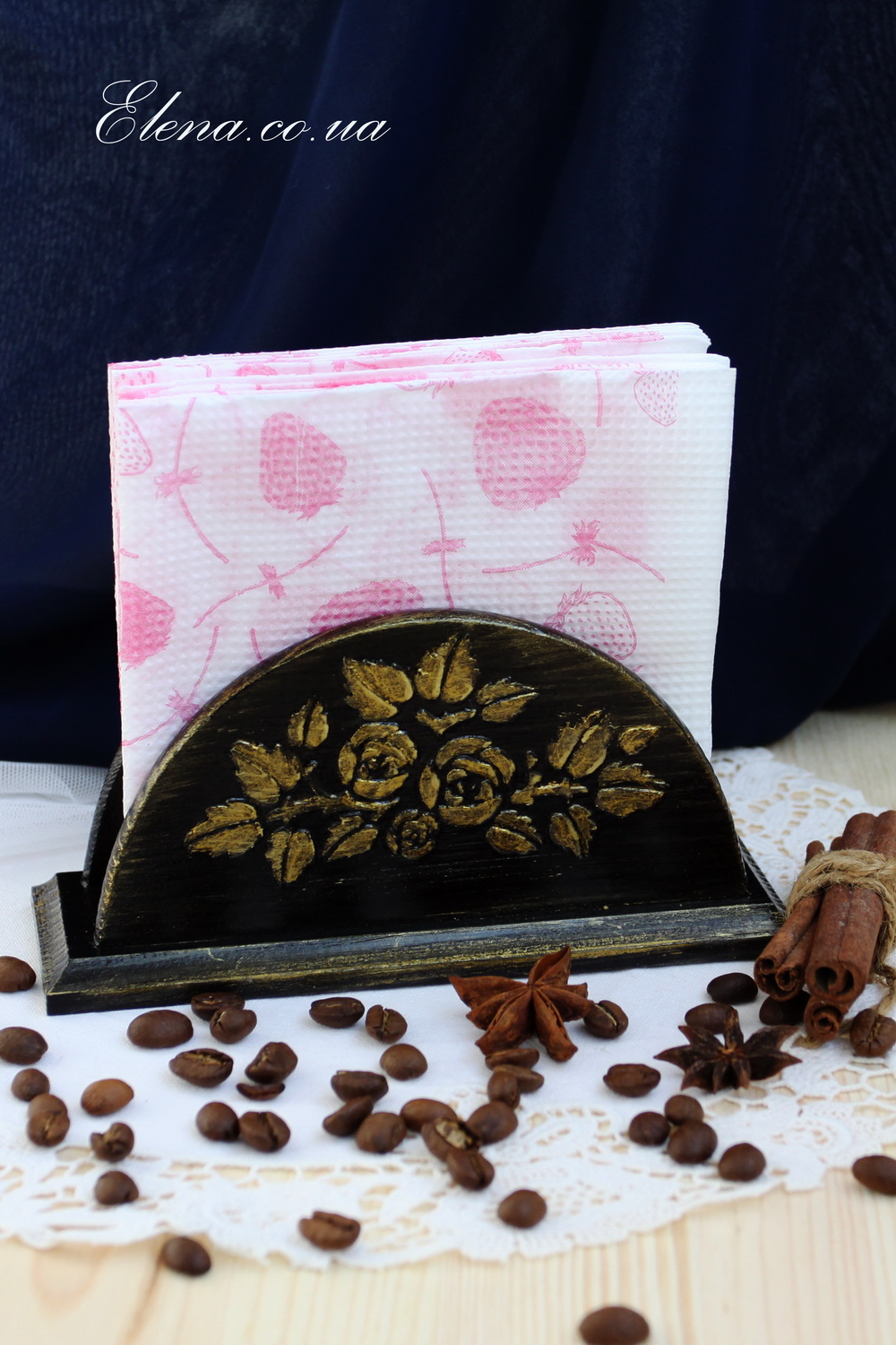 Салфетница Розы на черном